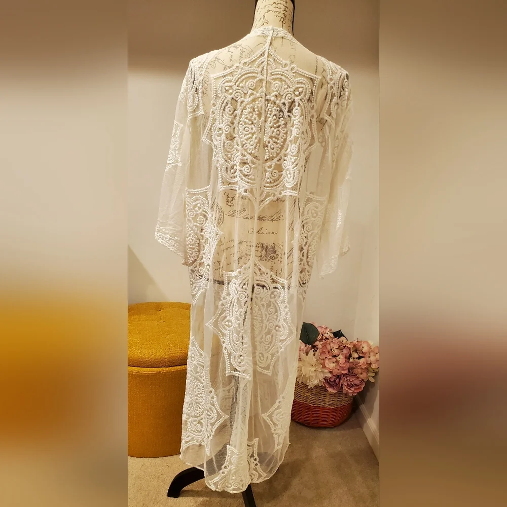 Elegant Cream Lace Kimono Cardigan Size. ML.